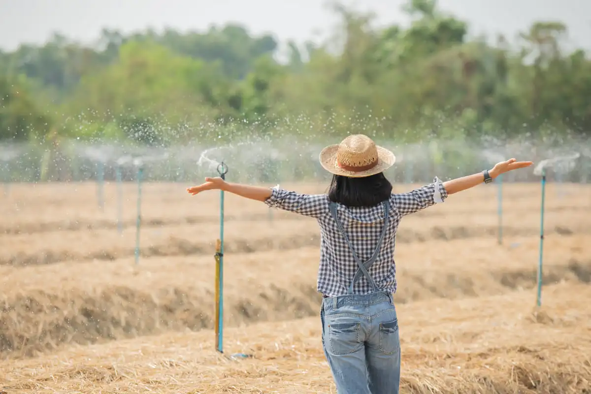 Agricultora utilizando bomba sapo para irrigação em horta e pequena propriedade