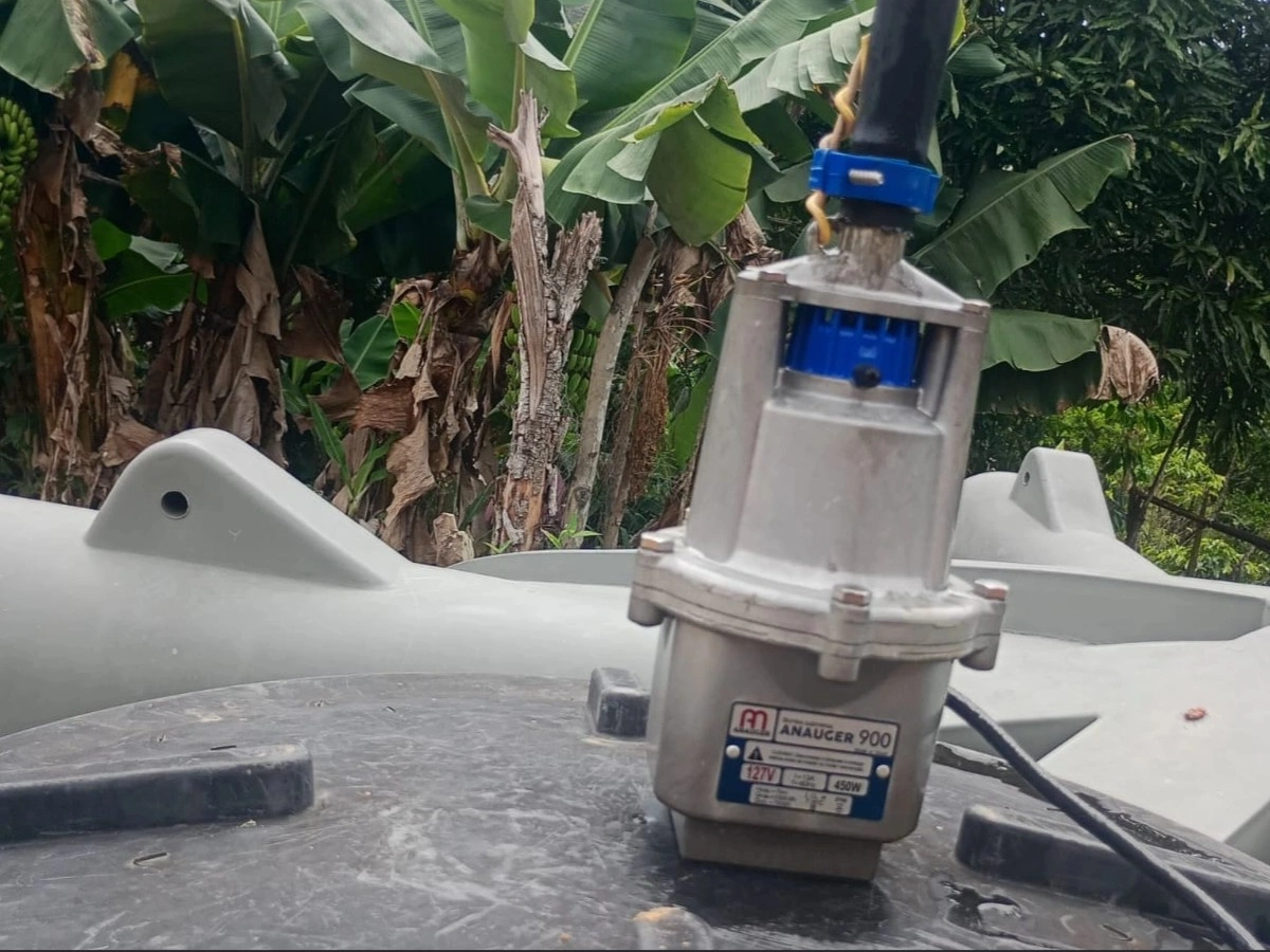 Bomba sapo Anauger 900 instalada em caixa d’água em uso real em propriedade rural